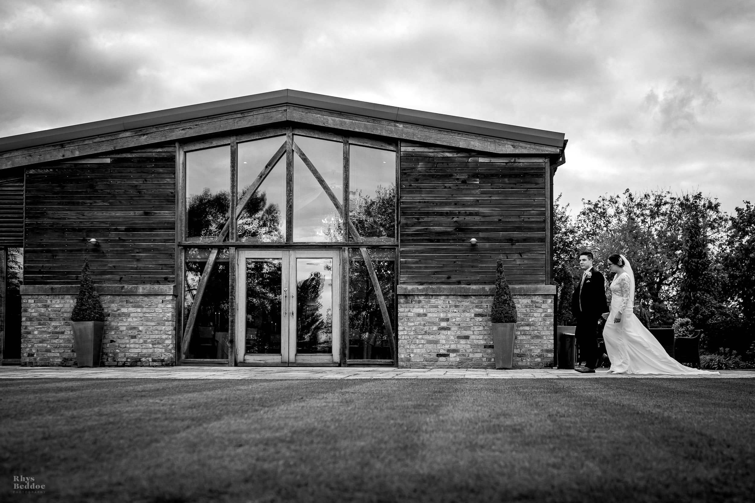 mythe barn wedding photography 023